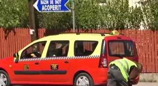 Taximetrist din Câmpina, snopit în bătaie de doi clienți