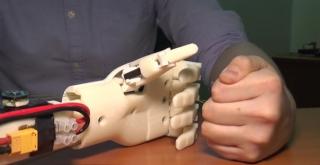 Mâna bionică, fabricată de un student din Iaşi, din propriile fonduri