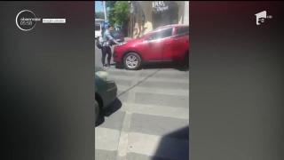 Imagini şocante surprinse în Capitală! Pieton aflat pe trecere, luat pe capotă de un şofer furios (Video)