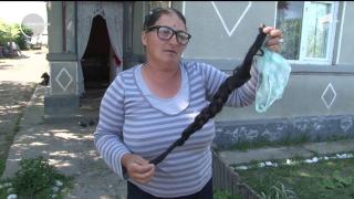 Femeie din Dâmboviţa, pedepsită crunt pentru o idilă cu un vecin însurat. Fiii bărbatului i-au spart casa, i-au tăiat părul şi au ameninţat-o cu moartea