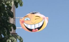 Emoticoanele din stradă, în Tîrgu-Mureş. „Fețele” zâmbesc pe drumul spre relaxare și sunt triste la întoarcere