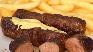 De 1 Mai s-au consumat 30 de milioane de mici. Puşi cap la cap, mititeii vânduţi s-ar întinde pe 3.000 de kilometri