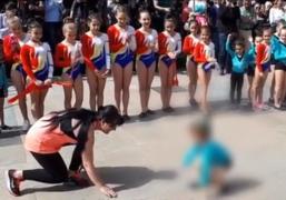 Anchetă în cazul micuţei gimnaste care a fost pusă de antrenoare să facă tumbe pe asfalt la Piteşti