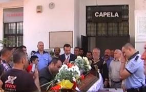 Micuţa Estera a fost condusă pe ultimul drum. Cel care i-a întrerupt firul vieții, în continuare liber (Video)