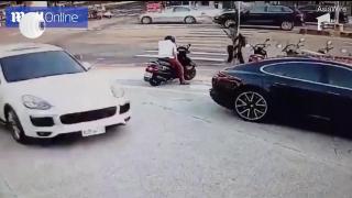 Un afacerist din Taiwan, care a primit un Porsche nou fără opţiunile comandate, s-a înfuriat încât a năvălit în magazinul auto, cu maşină cu tot