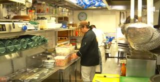 Străini la muncă în România. Tot mai mulţi latino-americani lucrează în restaurantele de la noi