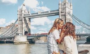 Iubire ca-n filme între doi tineri care s-au cunoscut întâmplător la plajă! De doi ani, străbat lumea în lung şi-n lat