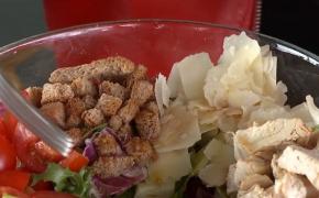 Nu toate salatele sunt prietenoase cu silueta. Avertismentul nutriţioniştilor