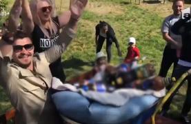 Roabă plină cu bere, replica unor tineri la petrecerile cu şampanie fină din cluburile de pe litoral