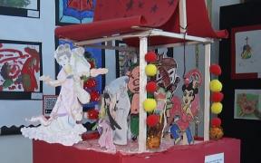 Elevii şcolii Cambridge au realizat o expoziţie de lucrări artistice