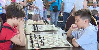 Duelul micilor campioni la şah. Tot mai mulţi copii sunt îndrăgostiţi de şah