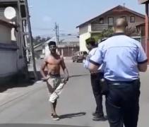 Un echipaj de poliţie din Roman, atacat cu toporul de un individ