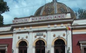 Gara din Băile Herculane are cel mai romantic peron din Europa