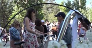 Aproape 300 de femei au făcut spectacol de culoare în centrul oraşului Miercurea Ciuc, după ce au ieşit în fuste, pe biciclete