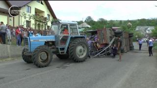 Accident spectaculos în Neamţ. O remorcă, plină cu accesorii pentru un parc de distracţii, tractată de un camion, s-a răsturnat în mijlocul şoselei
