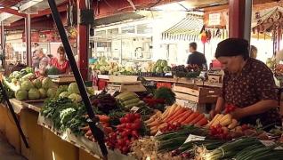 Castraveţii şi ardeii autohtoni apar pe tarabe mai târziu cu o lună