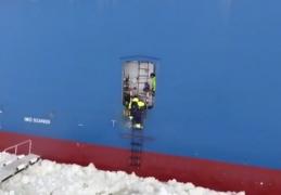 Imaginile fac înconjurul lumii. Un marinar din Finlanda se urcă pe un vapor uriaş în mers