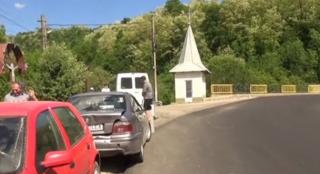 11 oameni au tras o sperietură soră cu moartea după ce au fost implicaţi într-un accident rutier