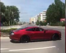 Pe bulevard, ca pe pista de curse! Doi şoferi s-au întrecut cu maşinile pe o stradă intens circulată