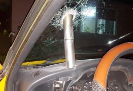 Alertă într-un cartier din Craiova, după ce în maşinile şi în curţile oamenilor au ajuns bucăţi din rachete militare!