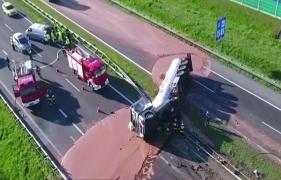 Autostradă din Polonia, complet blocată de râuri de ciocolată! Tone întregi au acoperit ambele sensuri de mers