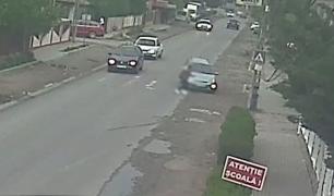 O fetiţă de clasa a 4-a a fost lovită de o maşină pe trecerea de pietoni din comuna buzoiană Mărăcineni
