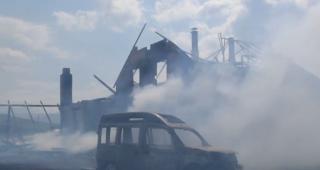 Un incendiu puternic a lăsat pe drumuri un bărbat invalid, cu cinci copii, din Bistriţa Năsăud