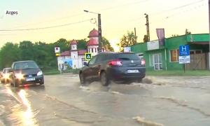 Schimbarea bruscă a vremii a venit cu vijelii puternice. Meteorologii au veşti rele pentru toată săptămâna