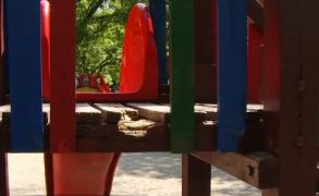 Copilă de nouă ani, agresată în scara blocului, în Capitală! Fratele care a încercat să o salveze a fost lovit