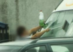 Spălătorii de parbrize din intersecții câştigă pe lună mai mult decât profesorii sau poliţiştii!