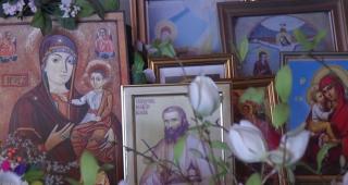 Marca „Arsenie Boca” nu e pentru toată lumea. Unui comerciant din Arad i s-au confiscat obiectele cu chipul părintelui