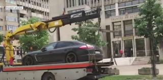 Bolid de lux, luat pe platformă la Iaşi. Șoferul a parcat unde a vrut şi şi-a lăsat mașina pe avarii
