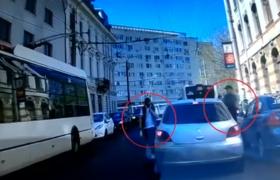 Pensionar jefuit într-un autobuz din Capitală. Momentul a fost surprins de camera de pe bordul unei maşini