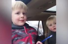 Reacţia unui băieţel care află că mama lui e din nou însărcinată a devenit virală!