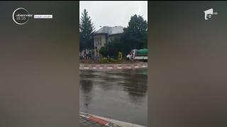 Dorel de Botoşani, filmat în timp ce udă conştiincios florile în timp ce afară plouă cu găleata