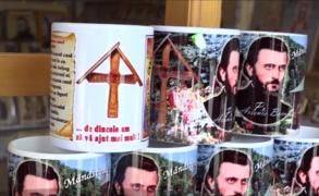 Războiul pe Arsenie Boca, şi la poarta mănăstirii unde e îngropat părintele. Proprietarul brandului ameninţă cu controale în toată ţara