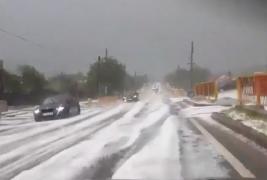 Grindina a făcut ravagii în vestul ţării, în vreme ce la malul mării a fost vreme de plajă