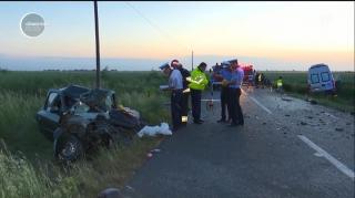 Şofer de 28 de ani, victima impactului dintre o maşină şi un microbuz, în Timiş. Tânărul a lovit în plin microbuzul