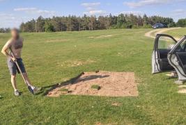 Doi bărbați din Iași, fotografiați când furau gazon dintr-o rezervație