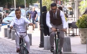 Bicicletele și ținutele tinerilor, care au participat la Dandy Run, au făcut senzație în Capitală