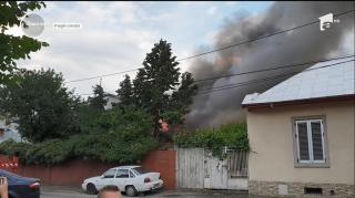 Incendiu de proporţii în Capitală. 4 case au fost cuprinse de flăcări, iar pompierii s-au luptat ore bune să le stingă