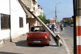 Accident cu ghinion la Sibiu: o maşină a fost distrusă de un stâlp doborît din greşeală