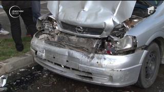 Carambol periculos pe o şosea din Dâmboviţa. Un şofer neatent a intrat direct într-o maşină parcată