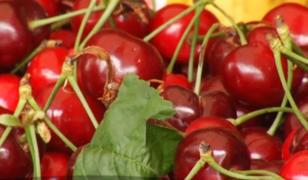 Etichetele legumelor şi fructelor, la control după scandalul cireşelor cu pesticide. Vânzătorii nu ştiu ce vând