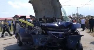 Accident înfiorător în Olt! Un taximetrist şi-a luat nepotul de 12 ani de la şcoală, dar la întorcere a intrat cu viteză într-un stâlp din beton. Trei oameni au murit pe loc