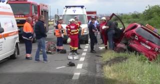 Maşină de şcoală de şoferi lovită puternic de un şofer, în Mehedinţi