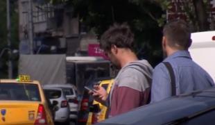 Zeci de accidente mortale din cauza neatenţiei. Cu telefonul la ureche, pietonii îşi pun viaţa în pericol