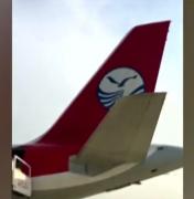 Clipe de groază la bordul unui avion. Un geam al cabinei piloților s-a spart în timpul zborului