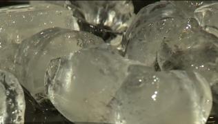 Alertă în România! Cuburi de gheaţă contaminate cu bacterii din fecale au ajuns în magazine, baruri şi restaurante
