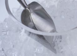 Controale în toată ţara după gheaţa cu bacterii din fecale. Trei fabrici au fost închise